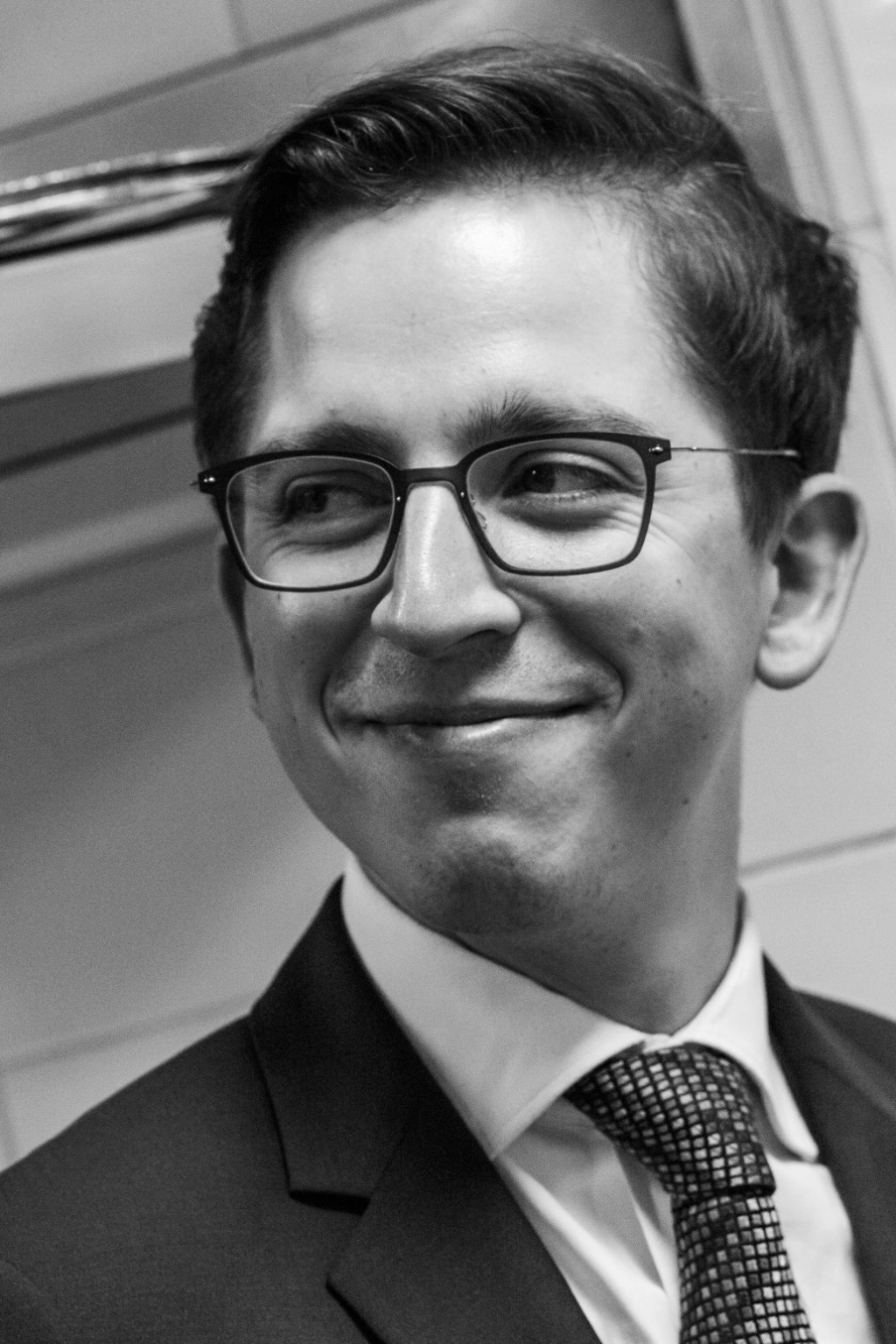 Portrait souriant de Benoît Brochard en noir et blanc